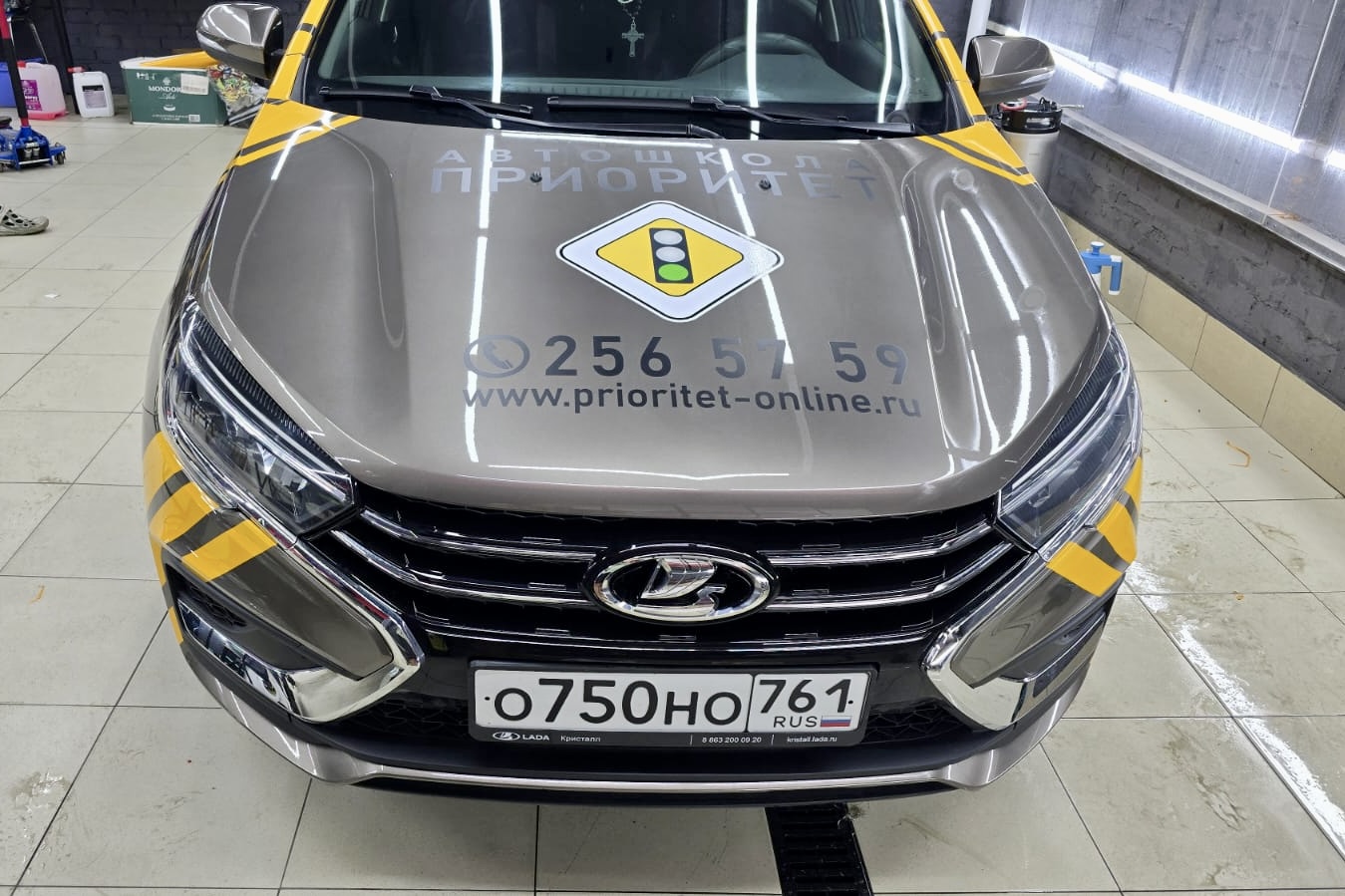 Брендирование автомобиля «Приоритет»